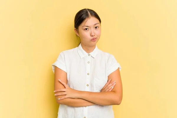 Junge Asiatin Isoliert Auf Gelbem Hintergrund Unglücklich Die Kamera Schauend — Stockfoto