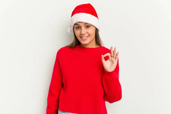 Jonge Indiase Vrouw Vieren Kerstmis Geïsoleerd Witte Achtergrond Vrolijk Zelfverzekerd — Stockfoto