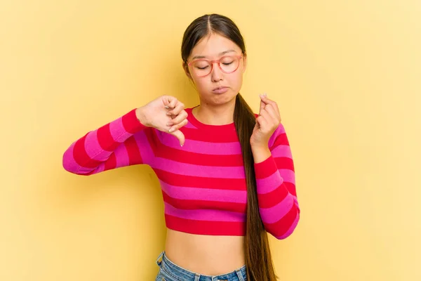 Young Asian Woman Isolated Yellow Background Showing She Has Money — Stock Photo, Image