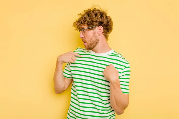 Joven Hombre Caucásico Aislado Sobre Fondo Amarillo Sorprendido Señalando Con — Foto de Stock