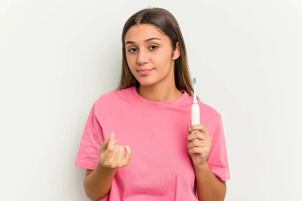 Beyaz Arka Planda Dişlerini Fırçalayan Genç Hintli Kadın Sanki Seni — Stok fotoğraf
