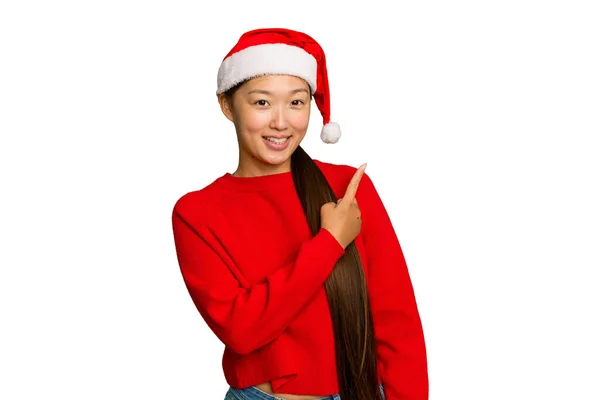 Joven Asiática Celebrando Navidad Aislada Sobre Fondo Croma Verde Sonriendo — Foto de Stock