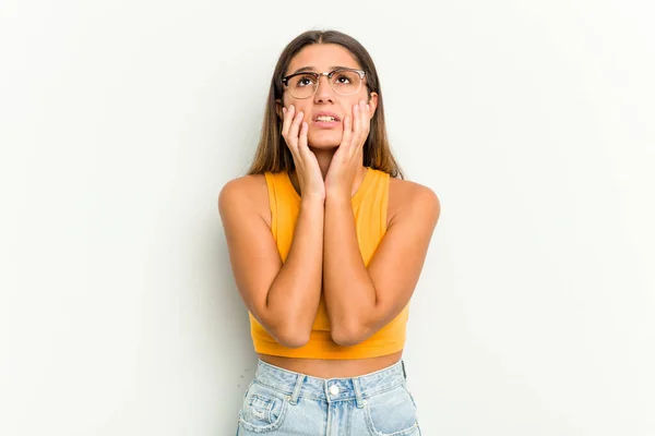 Jovem Indiana Mulher Isolado Branco Fundo Choramingando Chorando Desconsoladamente — Fotografia de Stock