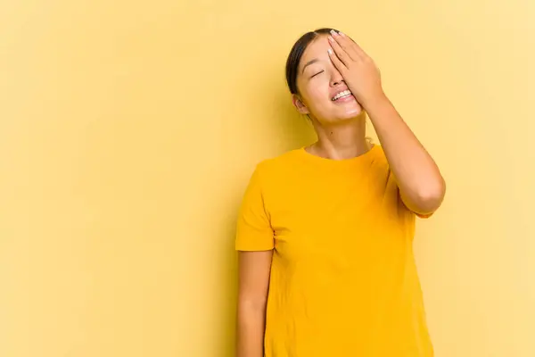 Młoda Azjatka Odizolowana Żółtym Tle Śmieje Się Szczęśliwa Beztroska Naturalna — Zdjęcie stockowe