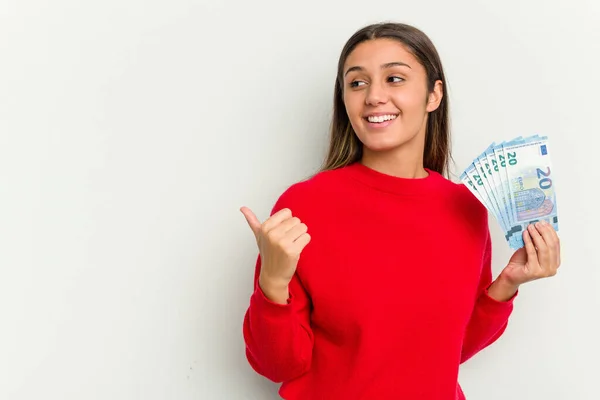 Mulher Indiana Jovem Segurando Notas Isoladas Pontos Fundo Branco Com — Fotografia de Stock