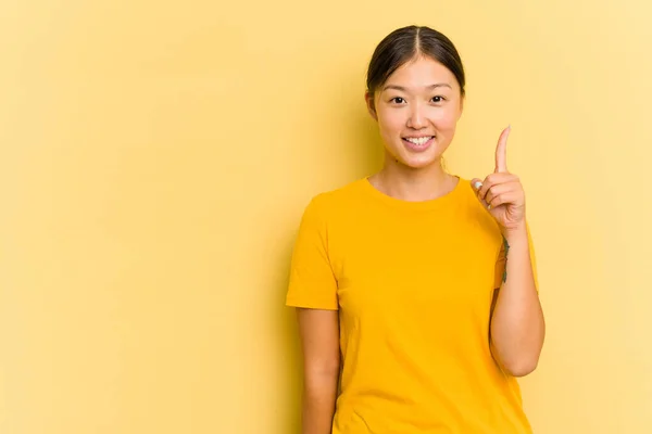Jovem Ásia Mulher Isolado Amarelo Fundo Mostrando Número Com Dedo — Fotografia de Stock