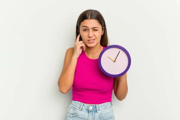 Mujer India Joven Sosteniendo Reloj Aislado Sobre Fondo Blanco Cubriendo —  Fotos de Stock