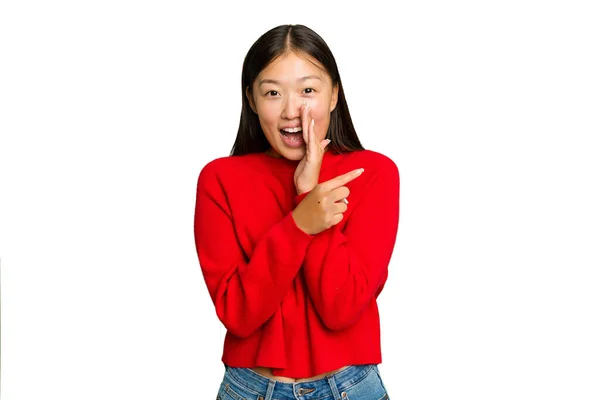 Joven Mujer Asiática Aislada Sobre Fondo Croma Verde Diciendo Chisme — Foto de Stock