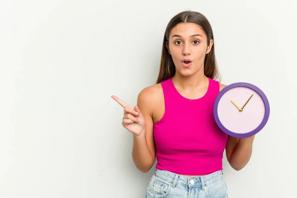 Mujer India Joven Sosteniendo Reloj Aislado Sobre Fondo Blanco Apuntando —  Fotos de Stock