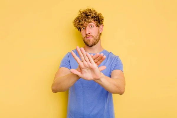 Νεαρός Καυκάσιος Άνδρας Απομονωμένος Κίτρινο Φόντο Στέκεται Απλωμένο Χέρι Που — Φωτογραφία Αρχείου