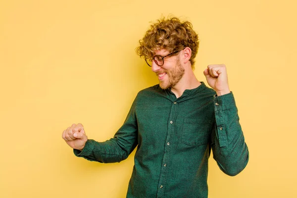 Joven Caucásico Aislado Sobre Fondo Amarillo Bailando Divirtiéndose —  Fotos de Stock