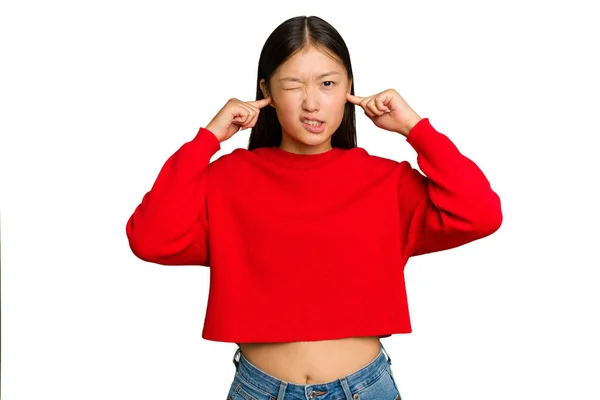 指で耳を覆う緑のクロマの背景に隔離された若いアジアの女性は 大声で周囲の人々に強調され絶望的な — ストック写真