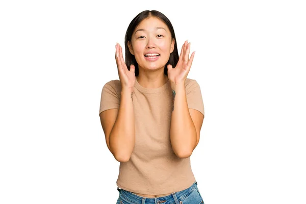 Ung Asiatisk Kvinna Isolerad Grön Krom Bakgrund Skrattar Högt Hålla — Stockfoto