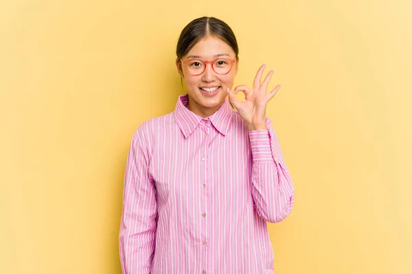 Ung Asiatisk Kvinna Isolerad Gul Bakgrund Glad Och Säker Visar — Stockfoto
