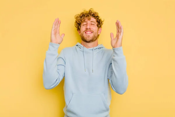 Homem Caucasiano Jovem Isolado Fundo Amarelo Alegre Rindo Muito Conceito — Fotografia de Stock