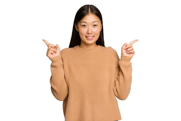 Young Asian Woman Isolated Green Chroma Background Pointing Different Copy — Stock Photo, Image