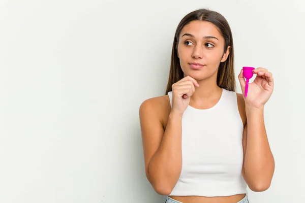Junge Frau Hält Eine Menstruationstasse Isoliert Auf Weißem Hintergrund Und — Stockfoto