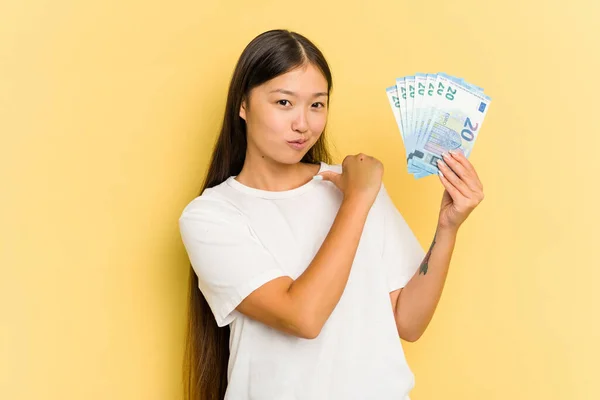 Young Asian Woman Holding Banknotes Isolated Yellow Background Feels Proud — Stock Photo, Image
