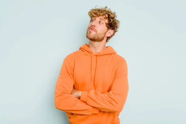 Young Caucasian Man Isolated Blue Background Dreaming Achieving Goals Purposes — Stock Photo, Image