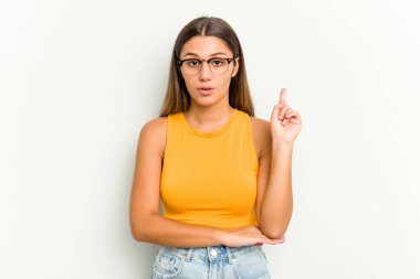 Genç Hintli bir kadın beyaz arka planda izole edilmiş. Harika bir fikri var. Yaratıcılık kavramı..