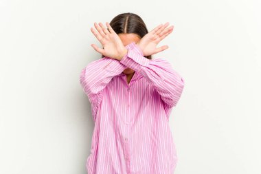 Genç Hintli kadın beyaz arka planda izole edilmiş iki kolu çapraz tutuyor, inkar kavramı.