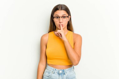 Beyaz arka planda izole edilmiş genç bir Hintli kadın ya sır saklıyor ya da sessizlik istiyor..