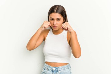 Beyaz arka planda izole edilmiş genç Hintli kadın bir tartışma yüzünden yumruk, öfke, kavga, boks atıyor..