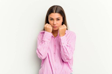 Beyaz arka planda izole edilmiş genç Hintli kadın bir tartışma yüzünden yumruk, öfke, kavga, boks atıyor..