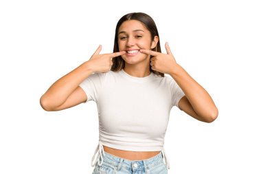 Genç Hintli kadın arka plan gülümsemelerini izole etti, parmaklarını ağıza doğrulttu..