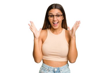 Genç Hintli kadın, zafer ya da başarıyı kutlayan kesme arkaplanı izole etti. Şaşırdı ve şok oldu..