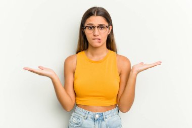 Beyaz arka planda izole edilmiş genç bir Hintli kadın. Kafası karışmış ve omuz silkiyor. Kopya alanını tutmak için..