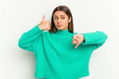 Beyaz arka planda izole edilmiş genç Hintli kadın baş parmağını kaldırıyor, zor seçim konsepti