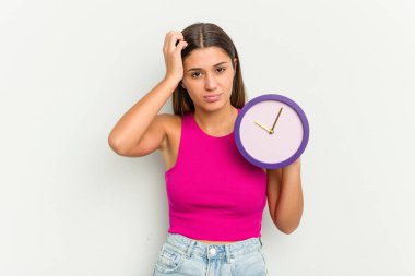 Beyaz arka planda izole edilmiş bir saat tutan genç Hintli kadın şok geçiriyordu. Önemli bir buluşmayı hatırladı..