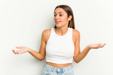 Genç Hintli kadın beyaz arka planda izole edilmiş neşeli bir şekilde gülüyor. Mutluluk kavramı.