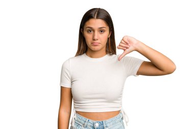 Genç Hintli bir kadın, hoşlanmadığı bir jesti gösteren kesme izole edilmiş arka plan, baş parmak aşağı. Anlaşmazlık konsepti.