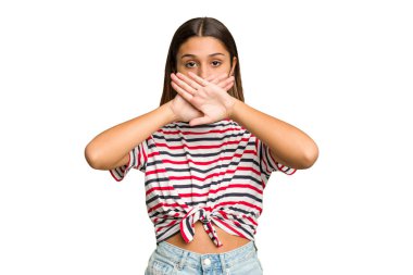 Genç Hintli bir kadın, reddetme jesti yaparak kesme geçmişini izole etti.