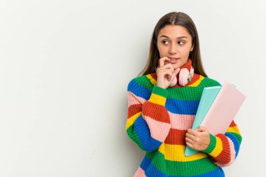 Beyaz arka planda izole edilmiş genç Hintli kadın. Bir şeyin fotokopi odasına baktığını düşünerek rahatlamış..
