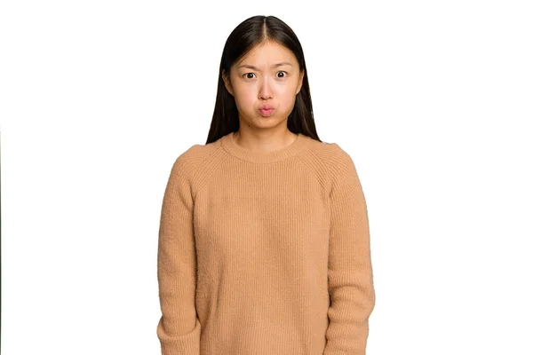 Jonge Aziatische Vrouw Geïsoleerd Groene Chroma Achtergrond Blaast Wangen Heeft — Stockfoto