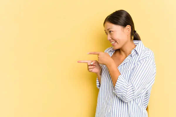 Młoda Azjatka Odizolowana Żółtym Tle Palcem Kciuka Śmiejąca Się Beztroska — Zdjęcie stockowe