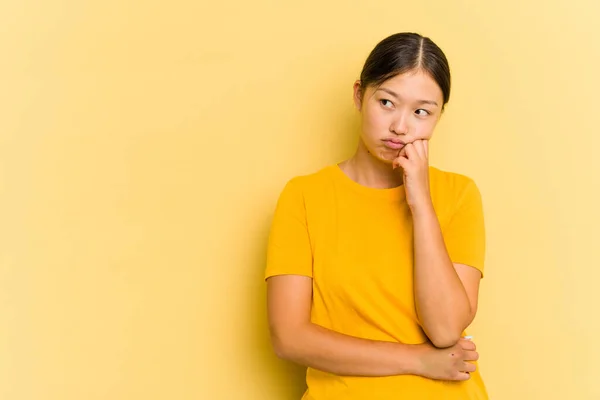 Mujer Asiática Joven Aislada Sobre Fondo Amarillo Que Siente Triste — Foto de Stock