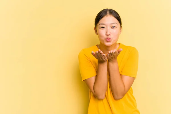 Jeune Femme Asiatique Isolée Sur Fond Jaune Pliant Les Lèvres — Photo