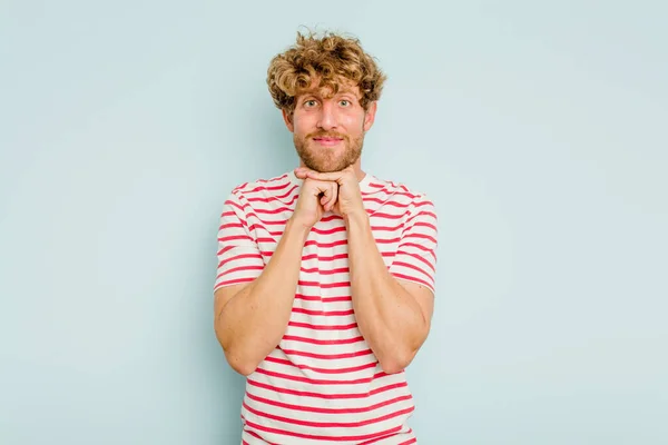 Young Caucasian Man Isolated Blue Background Keeps Hands Chin Looking — Stock Photo, Image