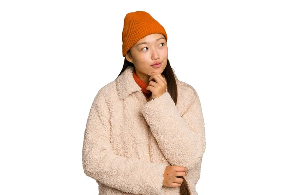 Jonge Aziatische Vrouw Dragen Winter Kleren Geïsoleerd Groene Chroma Achtergrond — Stockfoto