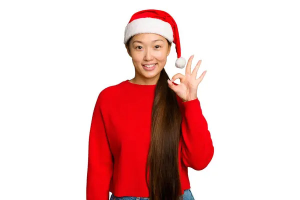 Jonge Aziatische Vrouw Vieren Kerstmis Geïsoleerd Groene Chroma Achtergrond Vrolijk — Stockfoto