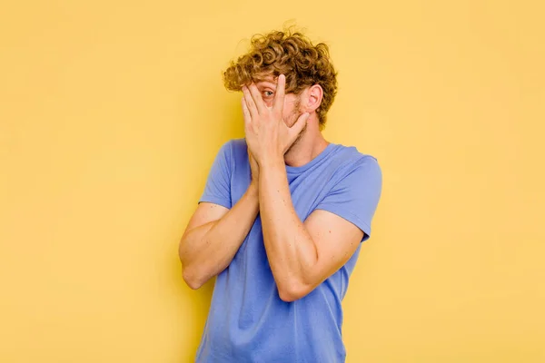 Young Caucasian Man Isolated Yellow Background Blink Fingers Frightened Nervous — Stock Photo, Image