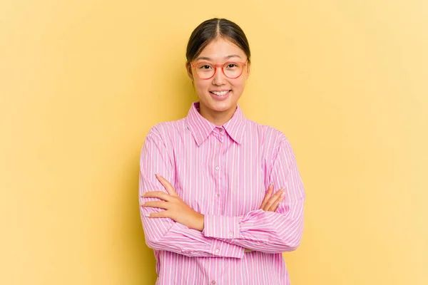 Junge Asiatin Auf Gelbem Hintergrund Die Sich Selbstbewusst Fühlt Und — Stockfoto