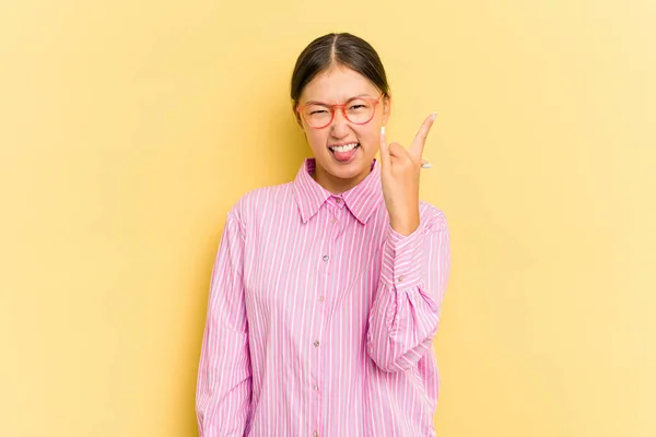 Junge Asiatin Isoliert Auf Gelbem Hintergrund Zeigt Rock Geste Mit — Stockfoto