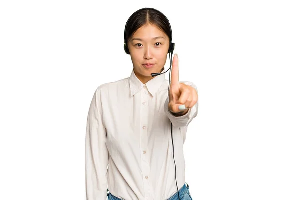 亚洲妇女 带着带绿色背景的耳机工作 显示出第一指尖 — 图库照片