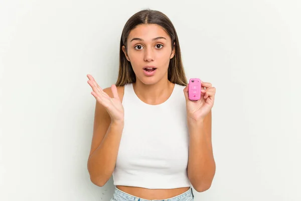 Jong Indisch Vrouw Met Een Elektronische Roze Autosleutels Verrast Geschokt — Stockfoto