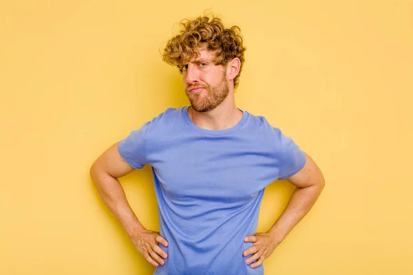 Young Caucasian Man Isolated Yellow Background Confused Feels Doubtful Unsure — Stock Photo, Image